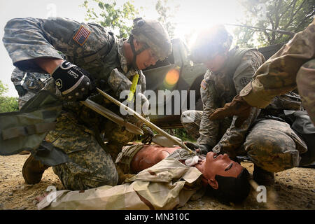 Armee finden Soldaten auf die 693Rd Quartermaster Unternehmen, Bell, Kalifornien, zugewiesene behandeln einen Unfall Nach einem Hinterhalt im Kampf Support Training Übung 86-17-02 am Fort McCoy, Wisconsin, von August 5 - 25, 2017. Tausende von Armee Reservisten verband Service Mitglieder aus verschiedenen Dienstleistungsbranchen in einer groß angelegten Übung auf Multi-Echelon konzentriert zu trainieren und multi-funktionale, realistisch, taktische Schulung zu Herausforderung die Leistungsfähigkeit der Leader und kollektiven Aufgaben und zu verbessern. Eine der wichtigsten Schwerpunkte der CSTX war, und Verständnis einfacher Soldat Fähigkeiten zurück. Die Ausübung bewegen Stockfoto