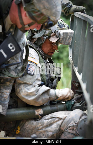 Armee finden Staff Sgt. Byron Molina, der 693Rd Quartermaster Unternehmen, Bell, Kalifornien zugewiesen, sichert eine Pin aus einer Abschleppstange auf eine deaktivierte Humvee nach einem Angriff während des Kampfes Support Training Übung 86-17-02 am Fort McCoy, Wisconsin, von August 5 - 25, 2017. Tausende von Armee Reservisten verband Service Mitglieder aus verschiedenen Dienstleistungsbranchen in einer groß angelegten Übung auf Multi-Echelon konzentriert zu trainieren und multi-funktionale, realistisch, taktische Schulung zu Herausforderung die Leistungsfähigkeit der Leader und kollektiven Aufgaben und zu verbessern. Eine der wichtigsten Schwerpunkte der CSTX war, zurückzukehren. Stockfoto