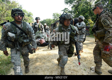 Armee Reservisten, die 693Rd Quartermaster Unternehmen, Bell, Kalifornien zugewiesen, Leerpumpen einen Unfall nach einem Angriff auf ihren Konvoi während des Kampfes Support Training Übung 86-17-02 am Fort McCoy, Wisconsin, von August 5 - 25, 2017. Tausende von Armee Reservisten verband Service Mitglieder aus verschiedenen Dienstleistungsbranchen in einer groß angelegten Übung auf Multi-Echelon konzentriert zu trainieren und multi-funktionale, realistisch, taktische Schulung zu Herausforderung die Leistungsfähigkeit der Leader und kollektiven Aufgaben und zu verbessern. Eine der wichtigsten Schwerpunkte der CSTX war, und verstehen Zurück basic Soldat skill Stockfoto