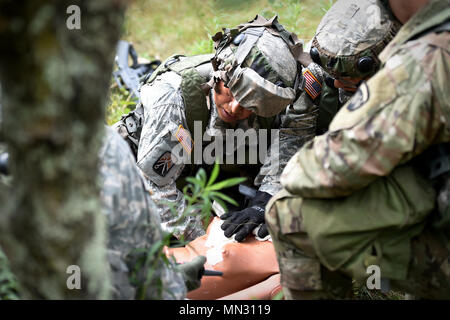 Armee Reservisten, die 693Rd Quartermaster Unternehmen, Bell, Kalifornien, zugewiesene behandeln einen Unfall während einer base Angriff bei Combat Support Training Übung 86-17-02 am Fort McCoy, Wisconsin, von August 5 - 25, 2017. Tausende von Armee Reservisten verband Service Mitglieder aus verschiedenen Dienstleistungsbranchen in einer groß angelegten Übung auf Multi-Echelon konzentriert zu trainieren und multi-funktionale, realistisch, taktische Schulung zu Herausforderung die Leistungsfähigkeit der Leader und kollektiven Aufgaben und zu verbessern. Eine der wichtigsten Schwerpunkte der CSTX war, und Verständnis einfacher Soldat Fähigkeiten zurück. Die übung Mo Stockfoto