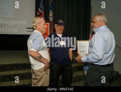 170825-N-VH 385-006 Keyport, Washington (25. August 2017) - Die ehemaligen Mitglieder der U-Boot USS Balao (SS-331) Bugara sprechen Sie mit George Galasso (rechts), stellvertretender Betriebsleiter der Olympischen Küste National Marine Sanctuary, bevor Sie eine Live-feed Der erste archäologische Erforschung der USS Bugara im Auditorium des Naval Undersea Warfare Museum am Naval Undersea Warfare Center-Keyport. Die Bugara an der Olympischen Küste im Jahr 1971 gesunken und NOAA teamed oben mit Ocean Exploration Vertrauen den Zustand der Bugara sowie die wie Ocean Organismen reagieren mit dem en sind zu bewerten Stockfoto