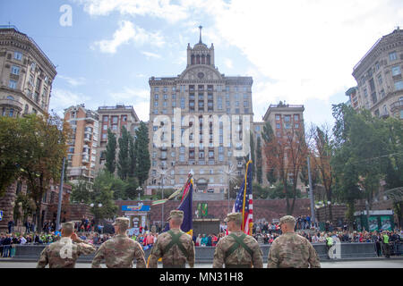 Oklahoma National Guard Soldaten der 45th Infantry Brigade Combat Team begrüssen, wie der Präsident der Ukraine Petro Poroschenko ihre Bildung während einer Parade in Kiew, Ukraine geht am 12.08.24. Der 45 IBCT ist derzeit in die Ukraine zur Unterstützung der Gemeinsamen multinationalen Ausbildung Group-Ukraine, eine internationale Koalition für den Aufbau der Kapazitäten der ukrainischen Armee gewidmet eingesetzt. Die USA werden weiterhin zu trainieren und ukrainische Kräfte beraten bis zum Jahr 2020. (Foto von Sgt. Anthony Jones, 45th Infantry Brigade Combat Team) Stockfoto