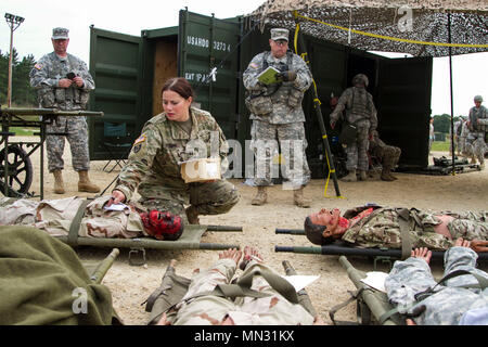 Us-Armee Cpt. Staubige Füllung, 256 Combat Support Hospital, Twinsburg, Ohio, führt medizinische Verfahren auf einem verstorbenen Soldaten mannequin während einer medizinischen Ausbildung Szenario August 20, 2017, als Teil des globalen Medic 2017 am Fort McCoy, Wisconsin. Mehr als 12.000 Mitglieder aus der US-Army, US Navy, US Air Force, US Marine Corps und sechs andere Länder Ausbildung am Fort McCoy, Wisconsin, als Teil des 84th Ausbildung Befehl CSTX 86-17-02 und ARMEDCOM Global Medic, einer gemeinsamen und multi-nationalen Bewegung entwickelt, um sicherzustellen, dass America's Army Reserve Einheiten in der Lage sind, zu bekämpfen bereit, Stockfoto