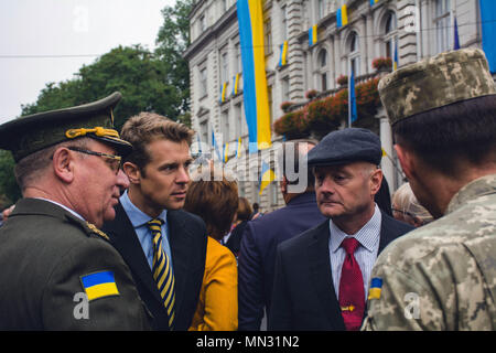 Oberstleutnant Bruce Lambeth, Kommandant der 1. Battalion, 279Th Infantry Regiment, 45th Infantry Brigade Combat Team (rechts) spricht mit ukrainischen Armee Generalleutnant Pavlo Tkachuk während eines ukrainischen Independence Day Feier in Yavoriv, Ukraine, am 12.08.24. (Foto von SPC. Samuel Maurer, 45th Infantry Brigade Combat Team) Stockfoto