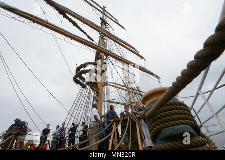 Die USCGC Eagle (WIX-327) ist eine 295 Meter lange Barke, die von der United States Coast Guard als Trainingsschiff betrieben wird und als America’s Tall Ship bekannt ist. Am 18. August 2017 näherte er sich dem Coast Guard Yard in Curtis Bay, Maryland, nachdem er New York mit Gästen wie Teenager-Kindern von Gold Star-Familien und Crew-Verwandten verlassen hatte. Das Archivbild dokumentiert die Rückkehr des Schiffes zu seinem Heimathafen in Baltimore. Stockfoto