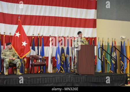 U.S. Army Reserve Generalmajor Steven Ainsworth, eingehende Kommandierender General des 377. Theater Sustainment Command, spricht mit einem Publikum von Soldaten, Familie, Freunde und verehrte Gäste während seiner Annahme des Befehls Zeremonie am Naval Air Station gemeinsame Reserve Base New Orleans, 25. August 2017. (US Army Reserve Foto von Sgt. Jameson Crabtree) Stockfoto