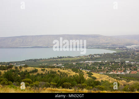 Das ruhige Wasser des Sees von Galiläa, der von den Hügeln in der Nähe der Stadt Tiberias am Abend auf ein DUNSTIGER Tag im Mai 2018 Stockfoto