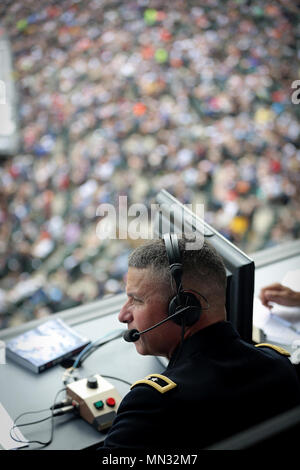 Generalmajor Joseph Martin, Mitte, Kommandierender General der 1 Infantry Division in Fort Riley, Kansas, spricht mit der Chicago White Sox play-by-play Radiosprecher während der Chicago White Sox home Spiel gegen die Detroit Tigers, 27. August 2017. Martin teilte die Geschichte der 1.-ID, dort, und seine persönlichen Erfahrungen in den Dienst. Martin sorgte das Spiel als Teil einer "Held von militärischen Anerkennung das Spiel 'ehren, individuellen Service und Erkennen von 100 Jahren im Dienst der 1.Infanteriedivision, die auf dem Ersten Weltkrieg (USA dating Armee Foto von Anthony L. Taylor) Stockfoto