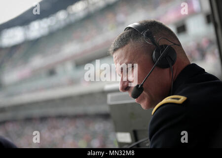 Generalmajor Joseph Martin, Mitte, Kommandierender General der 1 Infantry Division in Fort Riley, Kansas, spricht mit der Chicago White Sox play-by-play Radiosprecher während der Chicago White Sox home Spiel gegen die Detroit Tigers, 27. August 2017. Martin teilte die Geschichte der 1.-ID, dort, und seine persönlichen Erfahrungen in den Dienst. Martin sorgte das Spiel als Teil einer "Held von militärischen Anerkennung das Spiel 'ehren, individuellen Service und Erkennen von 100 Jahren im Dienst der 1.Infanteriedivision, die auf dem Ersten Weltkrieg (USA dating Armee Foto von Anthony L. Taylor) Stockfoto