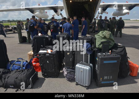 Mitglieder der Küstenwache für die Sicherheit im Seeverkehr und Sicherheit Team bereiten Sie ihren Gang Beutel auf der Küstenwache Air Station Clearwater HC-130 Hercules Flugzeug zu holen mit Hurrikan Harvey Antwort Bemühungen, Montag, August 28, 2017 zu helfen. U.S. Coast Guard Foto von Petty Officer 2nd class Jonathan Lally. Stockfoto