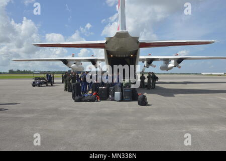 Mitglieder von Miami, Coast Guard Besatzungen standby wie ihre Taschen sind auf ein Coast Guard Air Station Clearwater HC-130 Hercules Flugzeug bereitstellen zu transportieren Küstenwache Mitglieder für Hurrikan Harvey Antwort Bemühungen Montag, August 28, 2017 geladen. U.S. Coast Guard Foto von Petty Officer 2nd class Jonathan Lally. Stockfoto