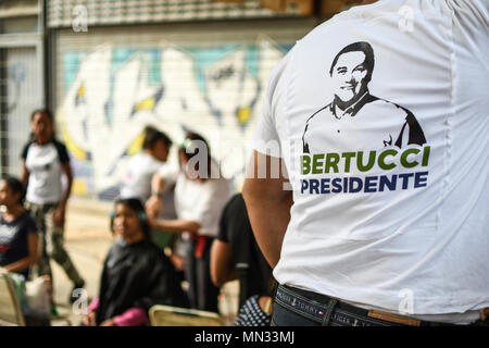 Ein Anhänger gesehen, ein T-Shirt, unterstützt von Javier Bertucci der Präsident zu werden. Präsidentschaftskandidat, Javier Bertucci, machte eine Aktivität in Caracas Muttertag zu feiern. In der Aktivität gaben sie Essen zu den Frauen, die teilnahmen, gab es Musik und Friseur. Am kommenden Sonntag, den 20. Mai Präsidentschaftswahlen in Venezuela abgehalten werden. In diesen Wahlen, die Opposition nicht teilnehmen, da er denkt, dass der Wahlprozess ist ein Betrug und es gibt keine Bedingungen, um sie heraus zu tragen. Die unabhängige Kandidaturen von Henri Falcón und Javier Bertucci wird gegen gemessen werden. Stockfoto