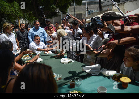 Javier Bertucci gesehen werden, die von den Medien interviewt. Präsidentschaftskandidat, Javier Bertucci, machte eine Aktivität in Caracas Muttertag zu feiern. In der Aktivität gaben sie Essen zu den Frauen, die teilnahmen, gab es Musik und Friseur. Am kommenden Sonntag, den 20. Mai Präsidentschaftswahlen in Venezuela abgehalten werden. In diesen Wahlen, die Opposition nicht teilnehmen, da er denkt, dass der Wahlprozess ist ein Betrug und es gibt keine Bedingungen, um sie heraus zu tragen. Die unabhängige Kandidaturen von Henri Falcón und Javier Bertucci gegen Präsident Nicolas Maduro gemessen werden. Stockfoto