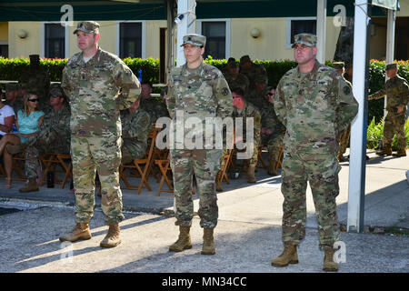 Us Armee Oberstleutnant Lisa L. Essig (Mitte), Kommandeur der 307th Military Intelligence Battalion, Command Sgt. Maj. Michael C. Timme, (links), scheidender Command Sgt. Maj und Command Sgt. Maj. Michael S. Martino (rechts), eingehende Befehl Sgt. Maj. Bei einer Änderung der Verantwortung Zeremonie an Caserma Ederle in Vicenza, Italien, 24. August 2017. (U.S. Armee Foto von visuellen Informationen Spezialist Paolo Bovo/Freigegeben) Stockfoto