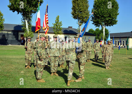 Us Army Command Sgt. Maj. Michael C. Timme, (rechts), ausgehende Befehl Sgt. Maj. 307Th Military Intelligence Battalion, führt die Einheit Farben Oberstleutnant Lisa L. Essig (Mitte), Kommandeur der 307th Military Intelligence Battalion bei einem Wechsel der Verantwortung Zeremonie an Caserma Ederle in Vicenza, Italien, 24. August 2017. (U.S. Armee Foto von visuellen Informationen Spezialist Paolo Bovo/Freigegeben) Stockfoto