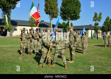 Us Armee Oberstleutnant Lisa L. Essig (Mitte), Kommandeur der 307th Military Intelligence Battalion leitet die Einheit Farben zu Command Sgt. Maj. Michael S. Martino (links), eingehende Befehl Sgt. Maj. Der 307Th Military Intelligence Battalion, während ein Wechsel der Verantwortung Zeremonie an Caserma Ederle in Vicenza, Italien, 24. August 2017. (U.S. Armee Foto von visuellen Informationen Spezialist Paolo Bovo/Freigegeben) Stockfoto