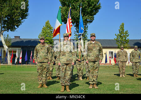 Us Army Command Sgt. Maj. Michael S. Martino (links), eingehende Befehl Sgt. Maj. Der 307Th Military Intelligence Battalion, Oberstleutnant Lisa L. Essig, Kommandant der 307th Military Intelligence Battalion (Mitte) und Befehl Sgt. Maj. Michael C. Timme, (rechts), ausgehende Befehl Sgt. Maj. stand auf der Aufmerksamkeit während eines Wechsel der Verantwortung Zeremonie an Caserma Ederle C. in Vicenza, Italien, 24. August 2017. (U.S. Armee Foto von visuellen Informationen Spezialist Paolo Bovo/Freigegeben) Stockfoto