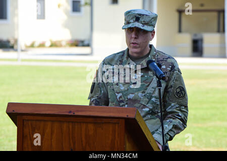 Us Armee Oberstleutnant Lisa L. Essig, Kommandant der 307th Military Intelligence Battalion, spricht während einer Änderung der Verantwortung Zeremonie an Caserma Ederle in Vicenza, Italien, 24. August 2017. (U.S. Armee Foto von visuellen Informationen Spezialist Paolo Bovo/Freigegeben) Stockfoto