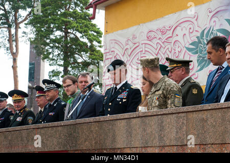 Oberst Charles Schnäpse, der stellvertretende Kommandeur der 45th Infantry Brigade Combat Team und Chief-of-Personal für die Gemeinsame Multinationale Ausbildung Gruppe - Ukraine, liefert der Beginn Rede für die Abschlussklasse des Hetman Petro Sahaidachny nationale Armee Akademie in Lviv, Ukraine am 12.08.26. Die 45. Ibct in der Ukraine als Teil des Gemeinsamen multinationalen Ausbildung Gruppe - Ukraine Yavoriv Combat Training Center bereitgestellt wird auf der internationalen Friedens und der Sicherheit in der Nähe von Yavoriv, Ukraine. Die JMTG-U ist eine Koalition von Nationen die Verbesserung der Ausbildung des CTC capac Stockfoto