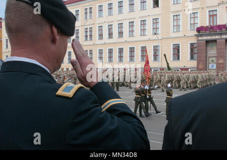 Oberst Charles Schnäpse, der stellvertretende Kommandeur der 45th Infantry Brigade Combat Team und Chief-of-Personal für die Gemeinsame Multinationale Ausbildung Gruppe - Ukraine, begrüßt als Kadetten pass-in-Überprüfung auf der Hetman Petro Sahaidachny nationale Armee Akademie in Lemberg, Ukraine, am 12.08.26. Die 45. Ibct in der Ukraine bereitgestellt wird als Teil des Gemeinsamen multinationalen Ausbildung Gruppe - Ukraine Yavoriv Combat Training Center auf der internationalen Friedenssicherung und Security Center, westlich von Lemberg. Die JMTG-U ist eine Koalition von Nationen zur Verbesserung der Professionalität in der ukrainischen Armee gewidmet. (Foto durch Stockfoto