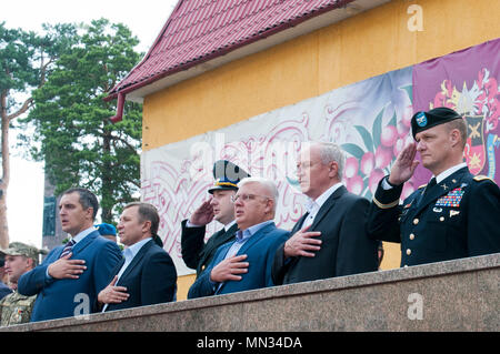 Oberst Charles Schnäpse, der stellvertretende Kommandeur der 45th Infantry Brigade Combat Team und Chief-of-Personal für die Gemeinsame Multinationale Ausbildung Gruppe - Ukraine, begrüßt als Kadetten pass-in-Überprüfung auf der Hetman Petro Sahaidachny nationale Armee Akademie in Lemberg, Ukraine, am 12.08.26. Der 45 IBCT ist in der Ukraine als Teil des Gemeinsamen multinationalen Ausbildung Gruppe - Ukraine Yavoriv Combat Training Center auf der internationalen Friedenssicherung und Security Center, westlich von Lemberg eingesetzt. Die JMTG-U ist eine Koalition von Nationen zur Verbesserung der Professionalität in der ukrainischen Armee gewidmet. (Phot Stockfoto