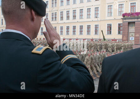 Oberst Charles Schnäpse, der stellvertretende Kommandeur der 45th Infantry Brigade Combat Team und Chief-of-Personal für die Gemeinsame Multinationale Ausbildung Gruppe - Ukraine, begrüßt als Kadetten pass-in-Überprüfung auf der Hetman Petro Sahaidachny nationale Armee Akademie in Lemberg, Ukraine, am 12.08.26. Die 45. Ibct in der Ukraine bereitgestellt wird als Teil des Gemeinsamen multinationalen Ausbildung Gruppe - Ukraine Yavoriv Combat Training Center auf der internationalen Friedenssicherung und Security Center, westlich von Lemberg. Die JMTG-U ist eine Koalition von Nationen zur Verbesserung der Professionalität in der ukrainischen Armee gewidmet. (Foto durch Stockfoto