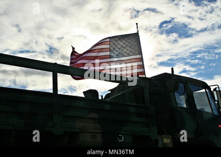 Eine US-Flagge, ein Texas Army National Guard Fahrzeug Wellen in der Brise während des Hurrikans Harvey Rettungsaktionen in Katy, Texas August 29, 2017. (U.S. Armee Foto von Sgt. Steve Johnson/Freigegeben) Stockfoto