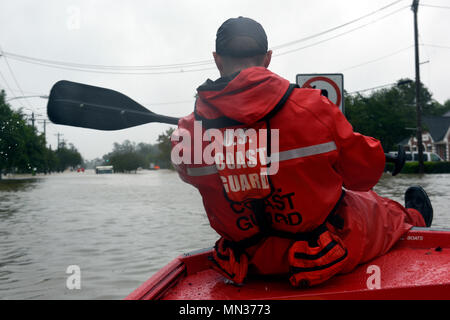 Die United States Coast Guard ist der Seeverkehrssicherungs- und Such- und Rettungsdienst der United States Armed Forces unter dem Department of Homeland Security. Das Archivbild dokumentiert einen Hauptbeamten, der am 29. August 2017 während des Hurrikans Harvey unter der Leitung der Marine Safety Unit Paducah ein 16-Fuß-Flutboot für städtische Rettungseinsätze in Friendswood, Texas, startete. Stockfoto