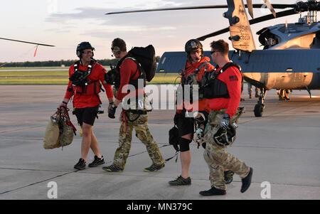 Pararescuemen mit der 920Th Rescue Flügel aus den ersten Rescue Mission zur Unterstützung des Hurrikans Harvey Aug 29, 2017 am Flughafen Easterwood, College Station, Texas. Die Flügel eingesetzt werden rund 90 Luftwaffe Reservisten, drei HH-60 Falken ebnen und zwei HC-130 Ns zu Texas zur Unterstützung der Luftwaffe im Norden Suche und Rettung Mission für FEMA-Katastrophenhilfe. Die 920Th RQW ist Patrick Air Force Base in Florida. (U.S. Air Force Foto/Tech. Sgt. Lindsey Maurice) Stockfoto