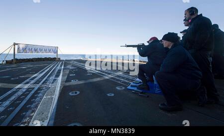 170827-N-HV 059-275 Norwegische See (Aug. 27, 2017) Matrosen an Bord der Ticonderoga-Klasse geführte-missile Cruiser USS Leyte Gulf (CG55) Teilnahme an einem M16 live-Fire Training auf dem Schiff Flight Deck 27.08.2007 2017. Leyte Gulf ist die Durchführung von naval Operations in den USA 6 Flotte Bereich der Maßnahmen zur Unterstützung der US-amerikanischen nationalen Sicherheitsinteressen in Europa. (U.S. Marine Foto von Mass Communication Specialist 2. Klasse Sonja Wickard/Freigegeben) Stockfoto