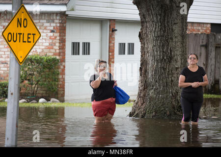 Zwei Frauen erwarten die Ankunft von US Border Patrol riverine Agenten in ein Boot, um sie abzuholen, da sie aus einem überfluteten Unterteilung in der Nähe von Houston, Texas evakuiert werden, in der von Hurrikan Harvey August 30, 2017. Us-amerikanischen Zoll- und Grenzschutzbehörden Foto von Glenn Fawcett Stockfoto