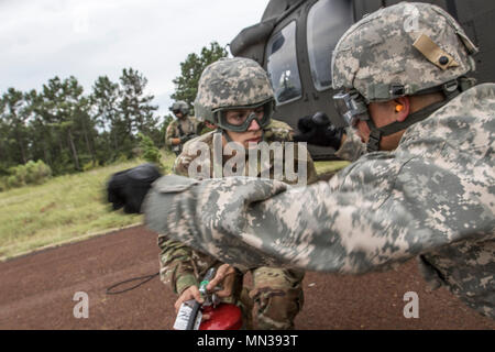 Spc. Nicolas Lopez aus Tomball, Texas, eine US-Armee-reservesoldat mit E Firma, 1-158, 11 Expeditionary Combat Aviation Brigade, schreit beim Tanken ein UH-60 Black Hawk Hubschrauber in Dallas, Texas, 30. August 2017. Lopez und seine Distanziertheit in Conroe für die letzten drei Tage wurde der 11 ECAB in Such- und Rettungseinsätze während des Hurrikans Harvey zu unterstützen. (U.S. Armee finden Foto: Staff Sgt. Felix R. Fimbres) Stockfoto