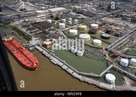 Coast Guard Besatzungen, deren Verhalten überführungsbauwerke die Häfen von Houston, Texas City, Freeport und Galveston, Aug 31, 2017 zu bewerten. Diese port Bewertungen werden durchgeführt, um die beschädigte Küstenwache geregelt Hafenanlage, potenzielle ausgelaufenes Öl oder die Freisetzung einer Chemikalie und die navigatorischen Hindernis entlang der Ports zu identifizieren. (U.S. Coast Guard Foto von Petty Officer 1st Class Patrick Kelley/Freigegeben) Stockfoto