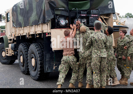 170829-N-VO 150-401 GEMEINSAME EXPEDITIONARY BASE LITTLE CREEK - FORT STORY (Aug. 29, 2017) US-Flotte Kräfte-Befehl gesendet (USFF)-Personal und Assets support Northern Command der FEMA Hilfe für Bund, Länder und Kommunen die laufenden Hilfsmaßnahmen in den Nachwirkungen des Hurrikans Harvey zu stärken. Hurricane Harvey gebildet, in den Golf von Mexiko und machten Landfall im Südosten von Texas, die Aufzeichnung zu Überflutungen und Zerstörungen in der Region. (U.S. Marine Foto von Mass Communication Specialist 3. Klasse Kenneth Gardner/Freigegeben) Stockfoto