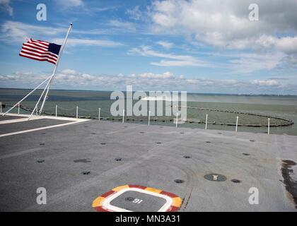 170830-N-FB 291-0025 Norfolk, VA (30. August 2017) Die Fahne fliegt auf dem Flugdeck an Bord der Nimitz-Klasse Flugzeugträger USS Abraham Lincoln (CVN 72). Abraham Lincoln ist unterwegs Durchführung von Schulungen nach dem erfolgreichen Abschluss des Trägers inkrementelle Verfügbarkeit. (U.S. Marine Foto von Mass Communication Specialist Seaman Garrett LaBarge/Freigegeben) Stockfoto