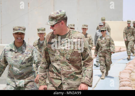 Das 2. Bataillon, 43. Luftabwehrartillerie-Regiment ist Teil der 11. Luftabwehrartillerie-Brigade der US-Armee. Am 17. August 2017 lieferten Bravo Battery Soldatinnen eine Führung durch ihre Luftabwehrstelle für das Personal der Air Force auf der Al Udeid Air Base in Katar. Das Archivbild dokumentiert branchenübergreifende Einarbeitung und Raketenabwehroperationen. Stockfoto