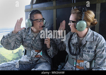 Kol. Donn Yates, 48th Operations Group Commander, reenlists einen Flieger für die 48 Operation Support Squadron in einem HH-60G Pave Hawk der 56th Rescue Squadron zugeordnet Fliegen über Royal Air Force Lakenheath, England, August 31. Die 48. OG besteht aus zwei F-15E Strike Eagle staffeln, einer F-15C Eagle Squadron und zwei rescue Geschwader. (U.S. Air Force Foto/Airman 1st Class Eli Chevalier) Stockfoto