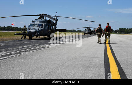 Pararescuemen und das Bodenpersonal in die Rettung von der 920th Wing Kopf zu einem HH-60G Pave Hawk Hubschrauber für eine Suche Mission für mehr Hurrikan Harvey Katastrophen betroffenen Menschen, die Hilfe brauchen 12.08.30, 2017 in der Nähe von Beaumont, Texas. Die 920Th RQW bereitgestellt werden rund 90 Bürger Flieger, drei Falken ebnen und zwei HC-130 Ns zur Unterstützung der Luftwaffe im Norden Suche und Rettung Mission für FEMA-Katastrophenhilfe. (U.S. Air Force Foto/Tech. Sgt. Lindsey Maurice) Stockfoto