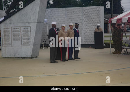 Us Marine Corps Brig. Gen. Julian D. Alford, (Mitte links) kommandierender General, Marine Corps Installationen Ost, und Oberst David S. Grant, (Mitte rechts) kommandierenden Offizier, Marine Corps Combat Dienstleistungen unterstützen Schulen, stehen an Aufmerksamkeit wie das Marine Corps Hymnus ist während der 8. jährlichen Montford Point Marine Tag Zeremonie gespielt, John A. Lejeune Memorial Gardens, Jacksonville, N.C., Aug 24, 2017. Der Zweck dieser Zeremonie ist etwa 20.000 Afrikaner, die den Titel United States Marine erworben haben und den historischen Auswirkungen und positiven Veränderungen die Montford Poin erfassen zu Ehren Stockfoto