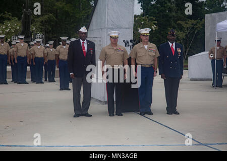 Us Marine Corps Brig. Gen. Julian D. Alford, (Mitte links) kommandierender General, Marine Corps Installationen Ost, und Oberst David S. Grant, (Mitte rechts) kommandierenden Offizier, Marine Corps Combat Dienstleistungen unterstützen Schulen, stehen an Aufmerksamkeit wie das Marine Corps Hymnus ist während der 8. jährlichen Montford Point Marine Tag Zeremonie gespielt, John A. Lejeune Memorial Gardens, Jacksonville, N.C., Aug 24, 2017. Der Zweck dieser Zeremonie ist etwa 20.000 Afrikaner, die den Titel United States Marine erworben haben und den historischen Auswirkungen und positiven Veränderungen die Montford Poin erfassen zu Ehren Stockfoto