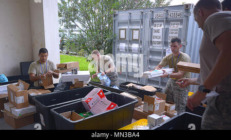 Von links nach rechts: Oregon National Guard Personal Sergeants Paul Barrett und Carson Mather, Kapitän Mathew Keelin und Maj. Christopher Webb, Mitglieder der Oregon National Guard CBRNE Enhanced Response Force Paket (CERFP), Bestandsaufnahme zwei connexes an medizinischer Versorgung und Ausrüstung in der Vorbereitung für die 2017 Disaster Management Engagement Aktivität (Dmea) in Hanoi, Vietnam, 5. August 2017 statt. Sie arbeiteten neben Vertretern von der US Marine Corps, um Informationen und Taktiken für die chemische Reaktion auf Katastrophen mit ihren Partnern in der vietnamesischen nationalen Ausschuß für Inc zu teilen Stockfoto