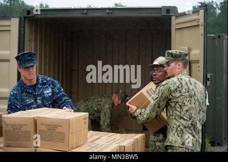 170829-N-VO 150-387 GEMEINSAME EXPEDITIONARY BASE LITTLE CREEK - FORT STORY (Aug. 29, 2017) US-Flotte Kräfte-Befehl gesendet (USFF)-Personal und Assets support Northern Command der FEMA Hilfe für Bund, Länder und Kommunen die laufenden Hilfsmaßnahmen in den Nachwirkungen des Hurrikans Harvey zu stärken. Hurricane Harvey gebildet, in den Golf von Mexiko und machten Landfall im Südosten von Texas, die Aufzeichnung zu Überflutungen und Zerstörungen in der Region. (U.S. Marine Foto von Mass Communication Specialist 3. Klasse Kenneth Gardner/Freigegeben) Stockfoto