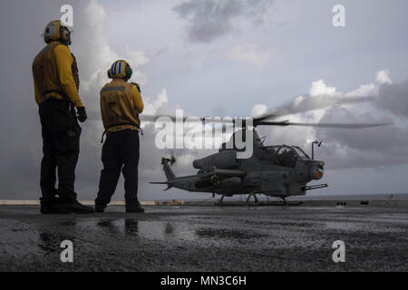 SOUTH CHINA SEA (Aug. 28, 2017) Aviation Support Equipment Techniker 2. Klasse Josebenjamin Lopez, ein Eingeborener von Cavite, Phillipinen, an der Abteilung zugewiesen an Bord des amphibious Transport dock Schiff USS San Diego LPD (22), bereitet die direkte eine AH-1Z Viper Kampfhubschrauber, zugeordnet zu den Marine Medium Tiltrotor Squadron 161 (verstärkt), auf der das Schiff Flight Deck. San Diego, Teil der Amerika amphibischen bereit, Gruppe, mit Eingeschifft 15 MEU, in der pazifischen Region Indo-Asia Partnerschaften zu stärken und dienen als ready-Response Force für jede Art von Kontingenz. (U.S. Marine Stockfoto