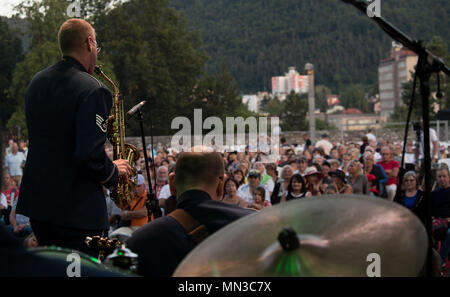 Us Air Force Staff Sgt. Brian Connolly, US Air Forces in Europa jazz band Saxophon, führt vor einer Masse mit anderen Mitgliedern der Band für den 73. Jahrestag der Slowakischen Nationalen Aufstandes in Banská Bystrica, Slowakei, Aug 29., 2017. Us-Bands sind eingeladen, jedes Jahr für die Veranstaltung durchzuführen. Die Teilnahme an Veranstaltungen mit NATO-Verbündeten verbessert die Interoperabilität und stärkt langjährige Beziehungen. (U.S. Air Force Foto von älteren Flieger Tryphäna Mayhugh) Stockfoto