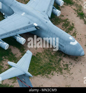 Im Ruhestand C-5 Galaxien sitzen an der 309th Aerospace Wartung und Regeneration Gruppe Flugzeuge und Flugkörper Lagerung und Wartung Service auf Davis-Monthan AFB, Ariz, Aug 2, 2017. Die amarg ist das größte Flugzeug Aufbewahrung und Konservierung der Welt. (U.S. Kraft Foto: Staff Sgt. Perry Aston) Stockfoto