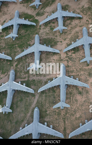 Im Ruhestand C-5 Galaxien sitzen an der 309th Aerospace Wartung und Regeneration Gruppe Flugzeuge und Flugkörper Lagerung und Wartung Service auf Davis-Monthan AFB, Ariz, Aug 2, 2017. Die amarg ist das größte Flugzeug Aufbewahrung und Konservierung der Welt. (U.S. Kraft Foto: Staff Sgt. Perry Aston) Stockfoto