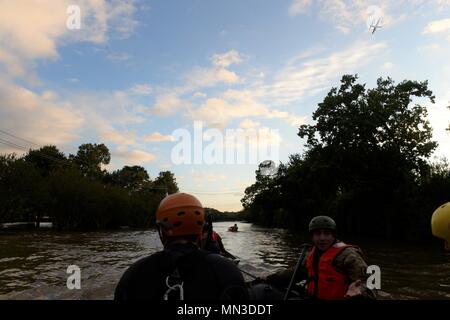 Die Texas Army National Guard ist die Landkomponente des Texas Military Department, das am 28. August 2017 während des Hurrikans Harvey Rettungsaufklärungsoperationen in Katy (Texas) durchführte. Das Archivbild dokumentiert Soldaten, die Zodiac-Boote in Hochwasser werfen und Wohnviertel nach gestrandeten Bewohnern durchsuchen, die Hilfe benötigen. Stockfoto