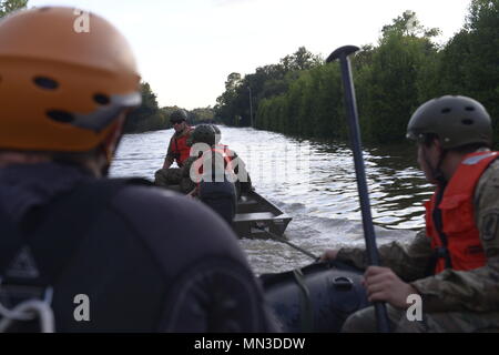 Die Texas Army National Guard ist die staatliche Armee, die am 28. August 2017 in Katy, Texas, Rettungsaufklärungen durchführte, als Reaktion auf die Überschwemmung des Hurrikans Harvey. Das Archivbild zeigt Soldaten auf, die Zodiac-Boote in überfluteten Straßen einsetzen und nach Zivilisten suchen, die Evakuierung oder Hilfe benötigen. Stockfoto