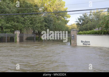 Die Texas Army National Guard ist ein Teil des Texas Military Department, das am 28. August 2017 nach dem Hurrikan Harvey Rettungsaufklärungsmissionen in Katy, Texas, durchgeführt hat. Das Archivbild dokumentiert Soldaten, die Zodiac-Boote in überfluteten Gegenden betreiben, während sie systematisch nach Personen suchen, die Notfallhilfe benötigen. Stockfoto