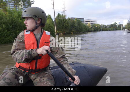 Die Texas Army National Guard ist die Landtruppe des Texas Military Department, die am 28. August 2017 während des Hurrikans Harvey in Katy, Texas, Rettungsaufklärungen durchführte. Das Archivbild zeichnet Soldaten auf, die Zodiac-Boote in überflutete Stadtteile werfen und strukturierte Suchen nach Bewohnern durchführen, die evakuiert und entlastet werden müssen. Stockfoto